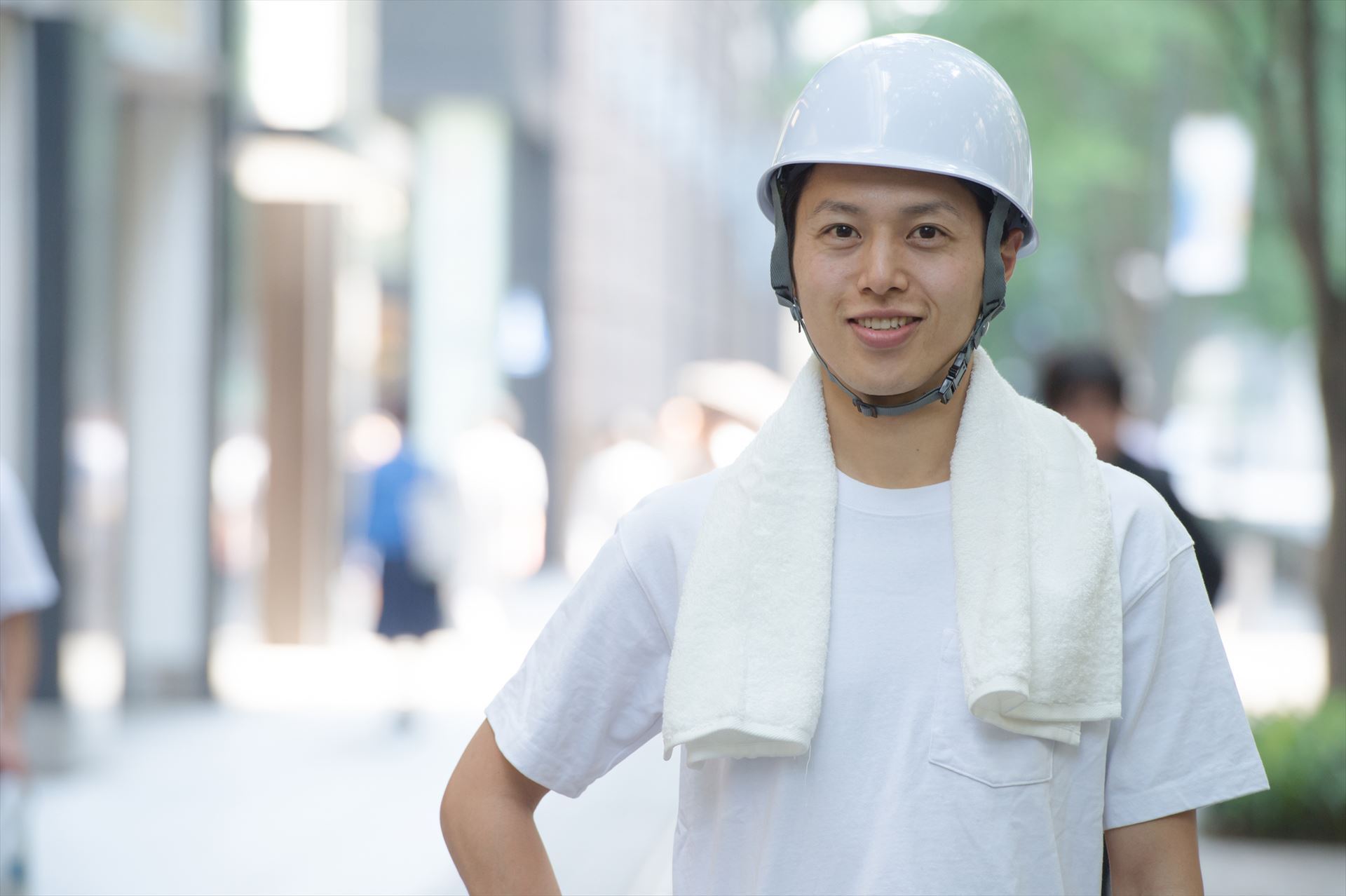 足場の前でポーズを決めるスタッフ